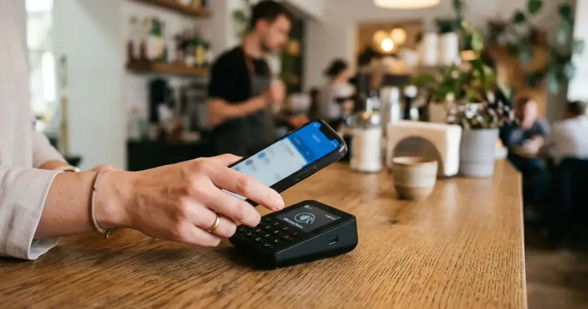 Czy BLIK jest polski? Kto kontroluje najpopularniejszy system płatności